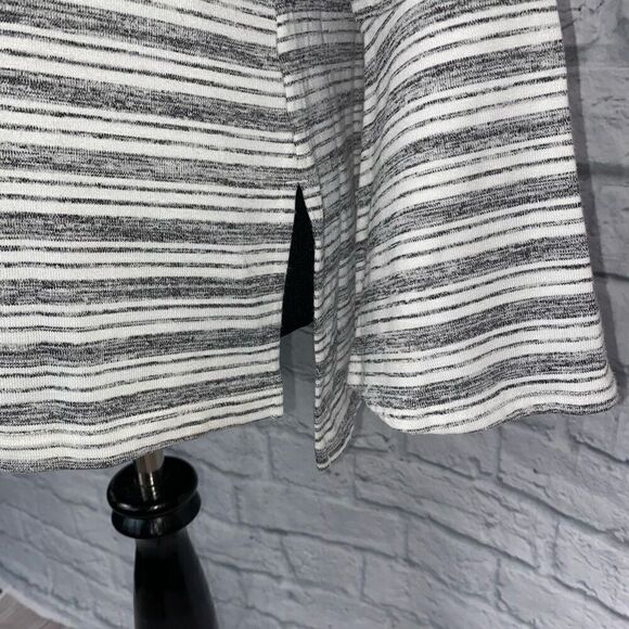 Gibson & Latimer vneck stripe top w/side slits & flare sleeve grey & white sz S - Picture 3 of 11